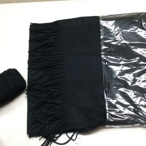 Pom hat and scarf - Picture 3 of 7